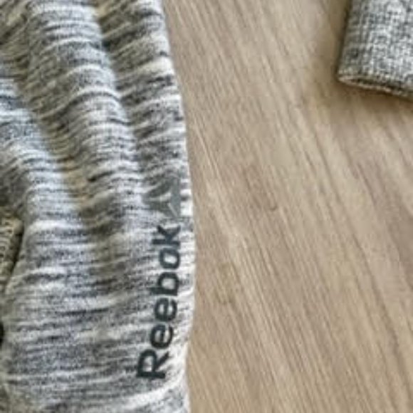Reebok hoodie-size small - Picture 2 of 4